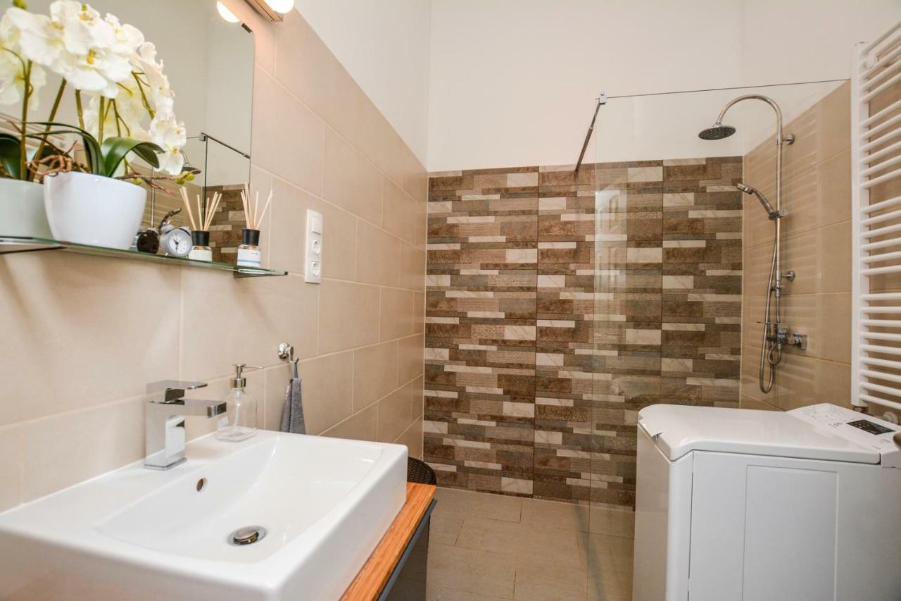 Timeless Apartment With Free Private Parking Budapeszt Zewnętrze zdjęcie